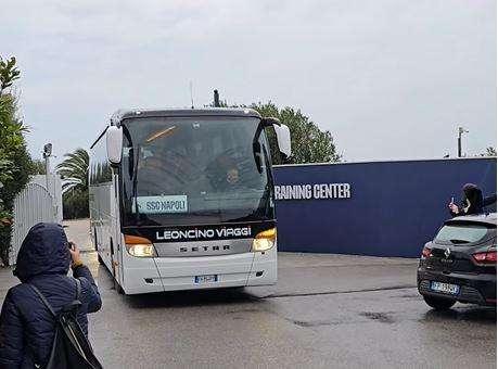 Il Napoli è partito per Udine: le immagini da Castel Volturno