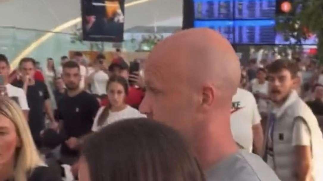 VIDEO - Altre immagini della vergogna romanista a Budapest: terrorizzate moglie e figlia dell’arbitro Taylor