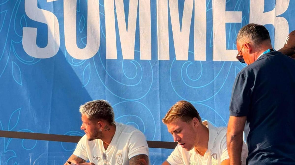 Ritiro Napoli, Hojlund e Mazzocchi incontrano i tifosi per foto e autografi