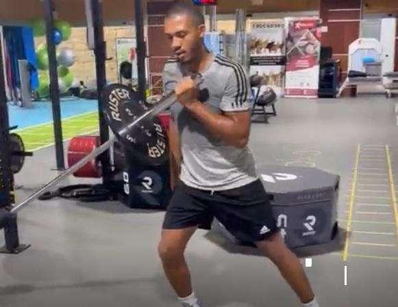 VIDEO - Juan Jesus lavora duro in vacanza: l'intenso allenamento in palestra