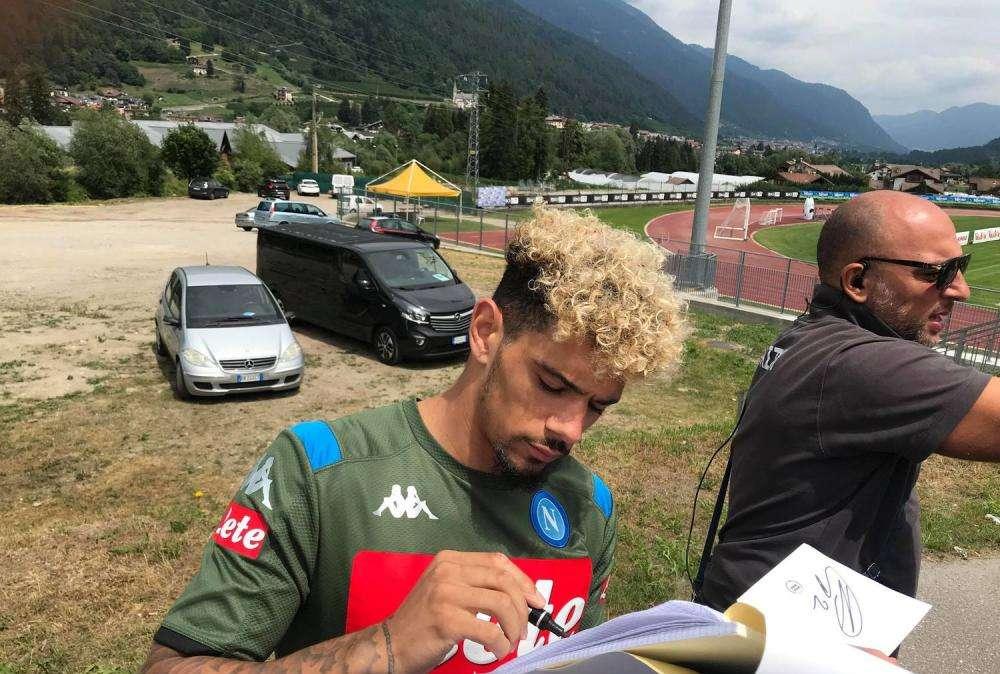 FOTO TN - Malcuit dai tifosi per gli autografi: lo scatto da Dimaro del terzino