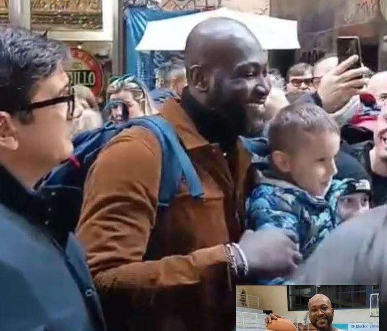 Selfie e autografi: Lukaku blocca le strade di Napoli... Ma è un cestista che gli somiglia