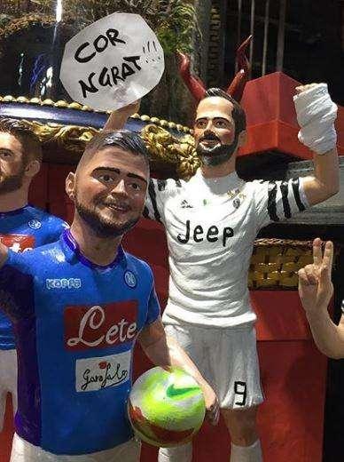 FOTO - Nel presepe spunta Higuain con la fasciatura alla mano e le corna 