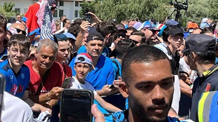 FOTO - Delirio azzurro a Dimaro: lunghissima sessione d'autografi per Juan Jesus e Zanoli