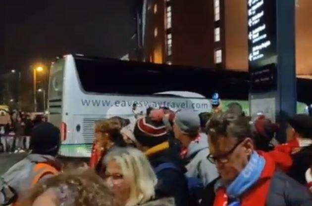 VIDEO TN - Pullman del Napoli e dei tifosi scortati dalla polizia: le immagini da Anfield