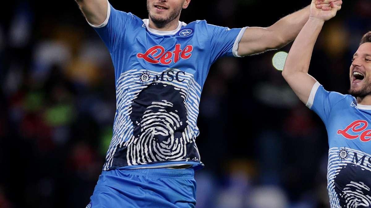 La maglia col volto di Maradona non si potrà più usare: il giudice dà ragione agli eredi