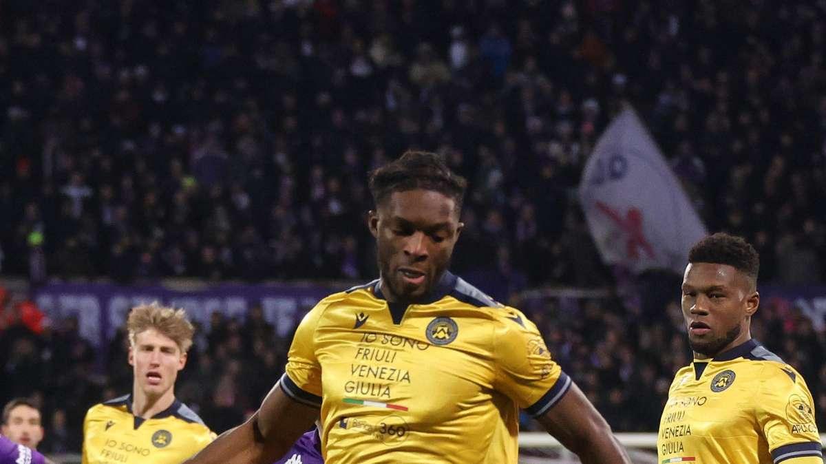 Udinese, brutto infortunio per Touré: il difensore esce in barella, salta il Napoli