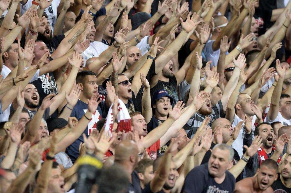 Stella Rossa, punizione Uefa dopo i disordini di Salisburgo: trasferte vietate a Liverpool e Parigi