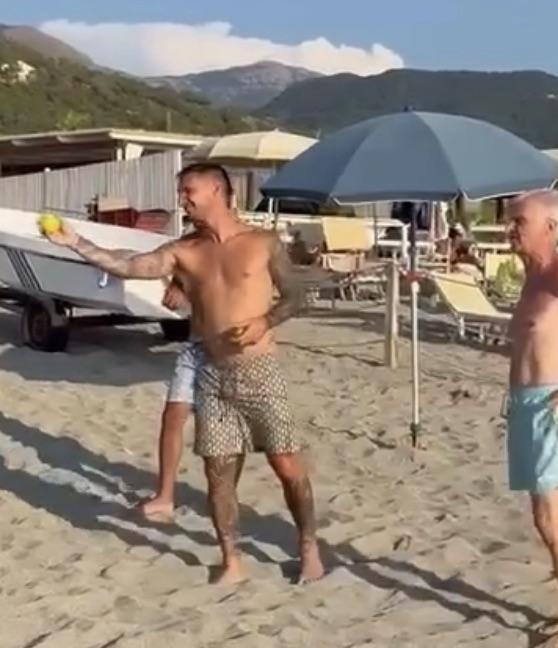 Politano si gode ferragosto: relax in spiaggia e gioca anche a bocce