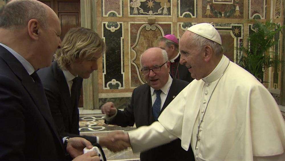 L'appello del Papa ai giovani: "I veri eroi sono quelli che danno sé stessi per servire gli altri"