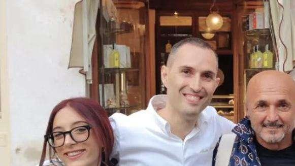 FOTO - Spalletti si gode la Costiera: l’ex allenatore del Napoli ad Amalfi con la famiglia