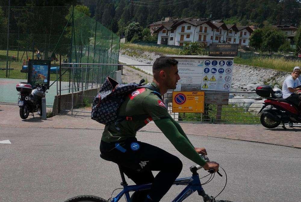 FOTO TN - Ghoulam torna in albergo in bici: saluto ai tifosi che lo incitavano