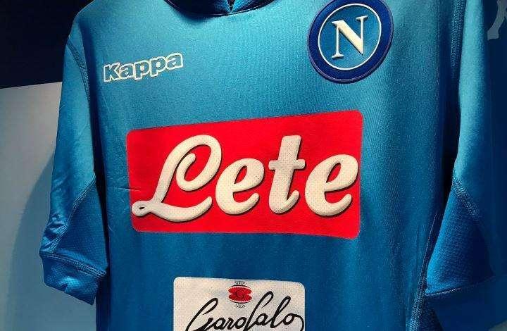FOTO - Le maglie pronte negli spogliatoi: Napoli in azzurro, Inter con la terza divisa 