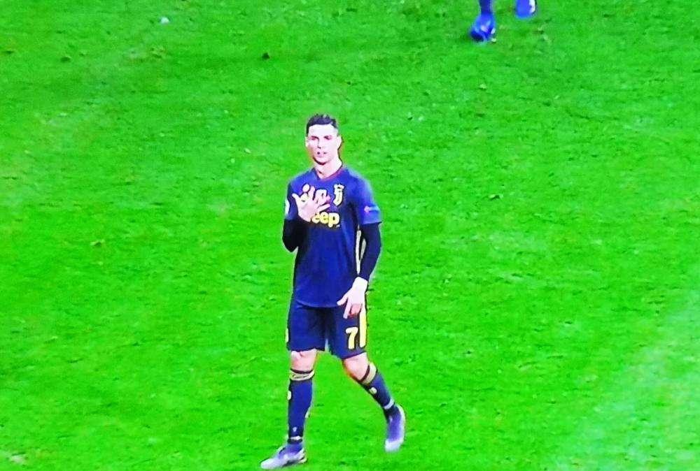 FOTO - I tifosi dell'Atletico lo fischiano, CR7 li provoca: con la mano indica le cinque Champions vinte