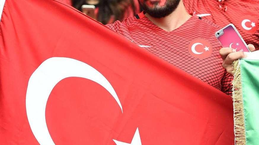 Clamoroso in Turchia: giocatore porta cellulare in campo per mostrare un errore all'arbitro, viene espulso