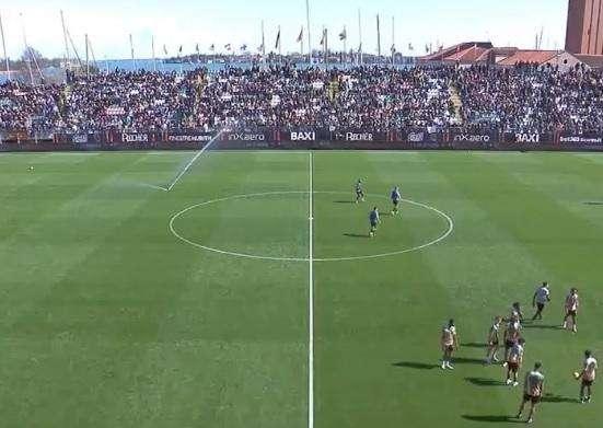DAZN replica indirettamente  a Conte con le immagini degli irrigatori: “Bagnato in 4 momenti”