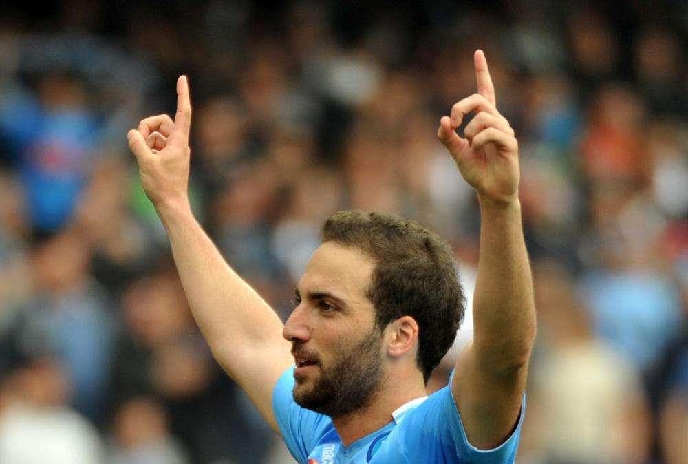 Kiss Kiss Napoli - La radiografia ha escluso fratture, solo contusione per Higuain che salterà la trasferta di Udine
