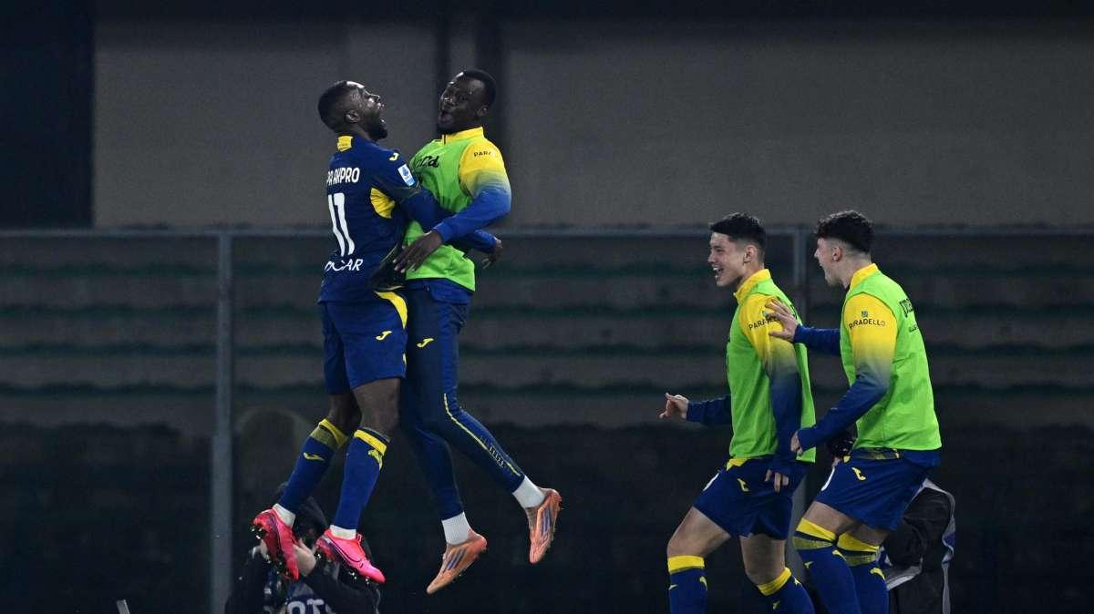 Verona, Akpa Akpro: "Era finita prima del gol, fosse capitato a noi l’arbitro avrebbe fischiato la fine"