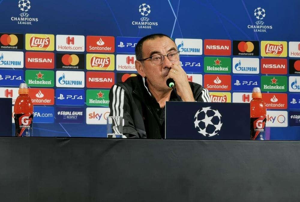 Sarri in conferenza: "VAR? Non mi piace, viene usato troppo. E sui falli di mano non ho capito niente"