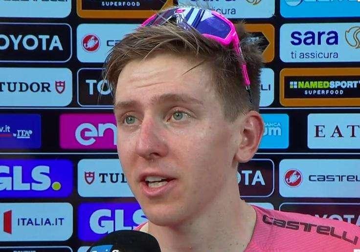 La maglia rosa Pogacar al traguardo di Napoli: "Non vedo l’ora di mangiare una pizza"