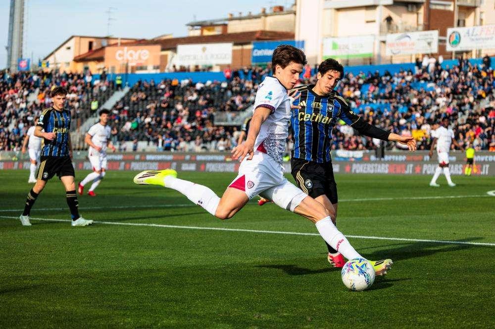 Cagliari in ritiro: la decisione in vista della gara con il Napoli