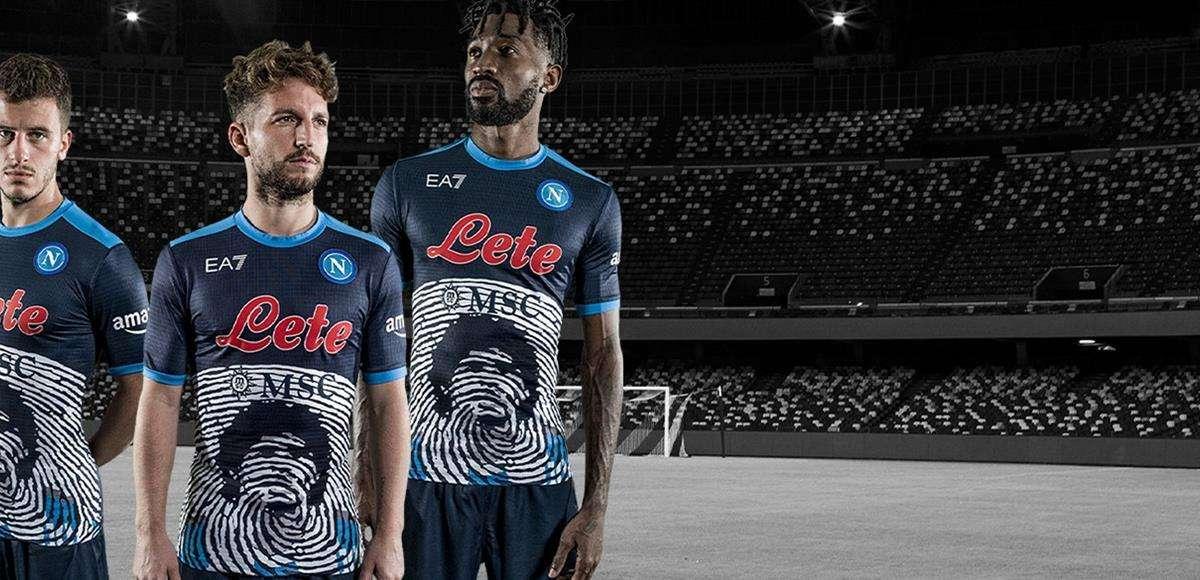 UFFICIALE - Maglia celebrativa per Maradona in vendita negli store SSCN: prezzi e dettagli