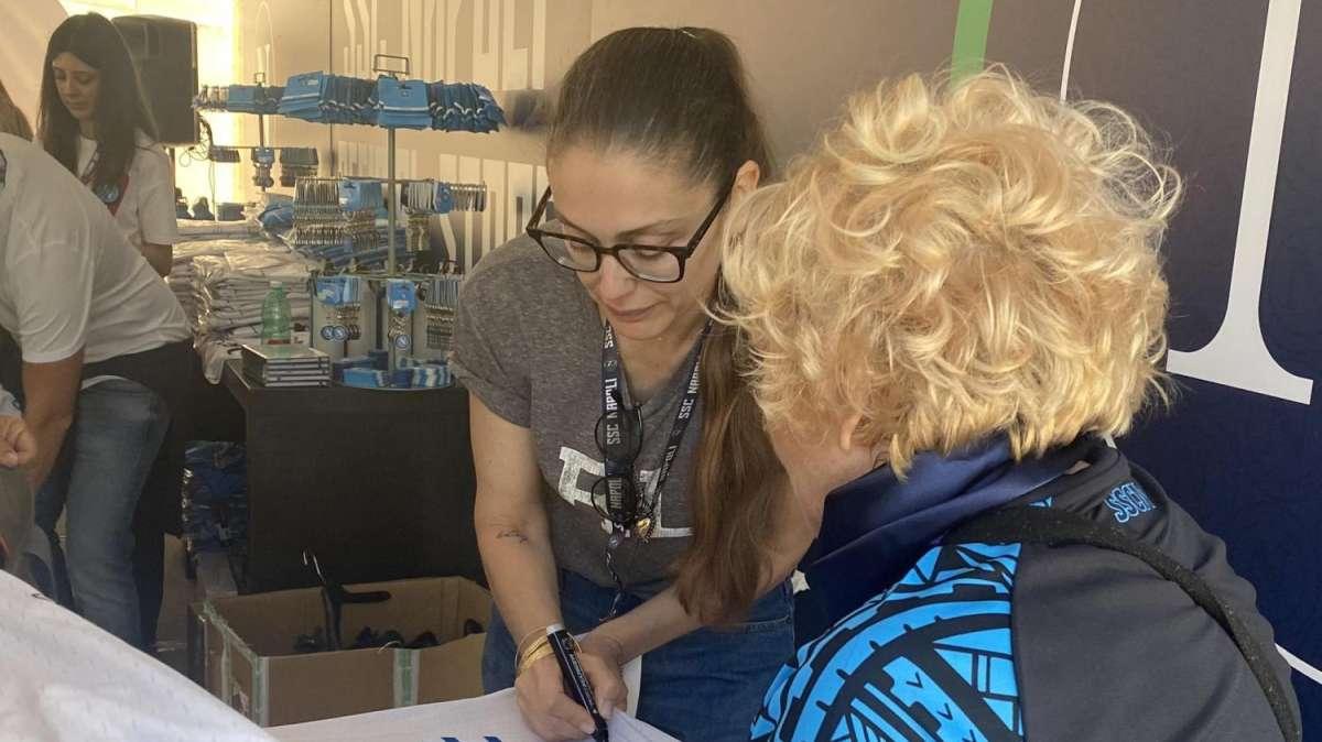SSCNapoli, da domani in vendita la nuova maglia 2026/27: gli store prolungheranno gli orari