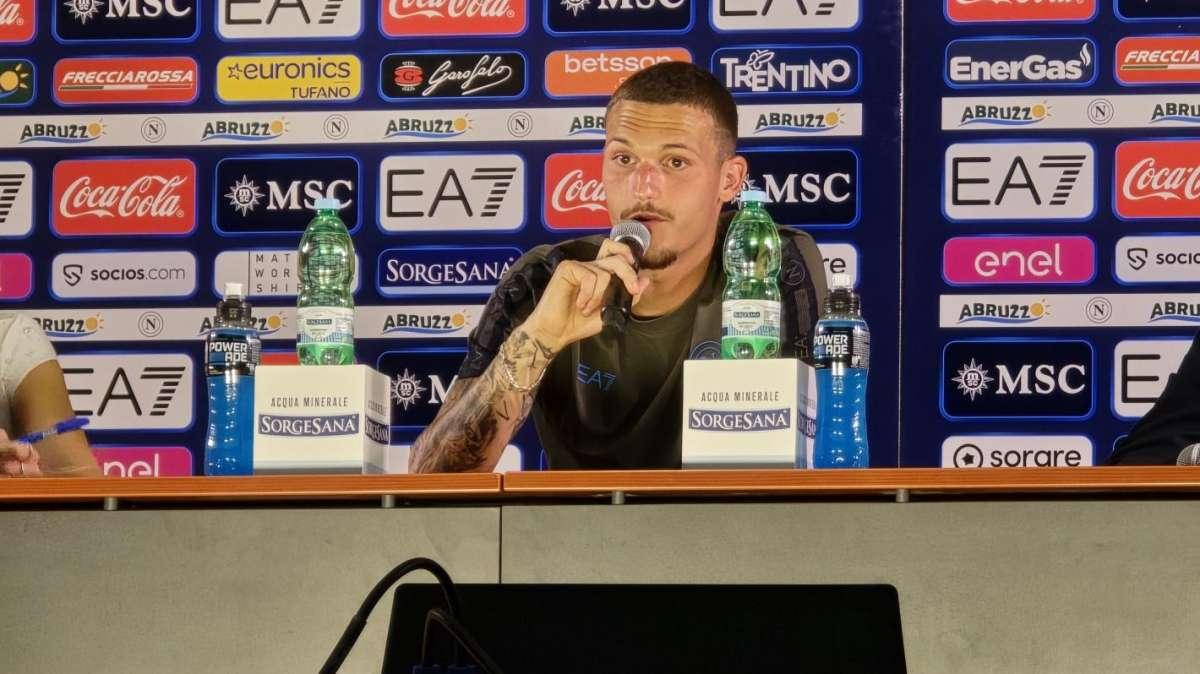Rafa Marin in conferenza: "Napoli è un sogno che si realizza, mi ispiro a Ramos. Ruolo? Sono duttile. Sulla recompra..."