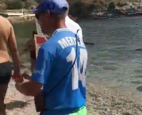 VIDEO - "Cocco bello" con rime "hot" e la maglia di Mertens, Dries conquistato dal "poeta della spiaggia"