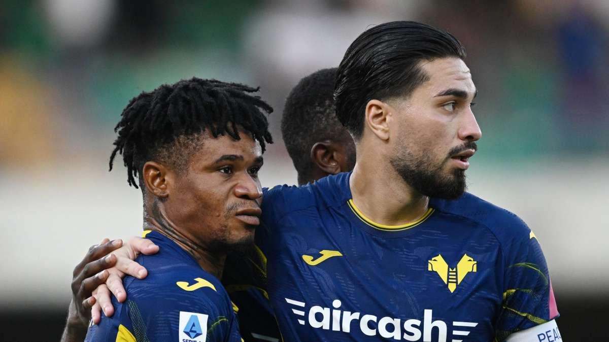 Clamoroso al Maradona! Verona avanti 2-0: raddoppio su rigore dopo l'intervento del VAR