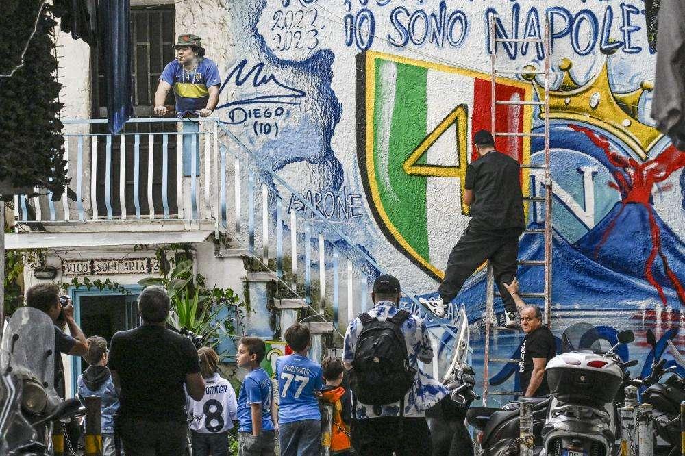 Lo Scudetto della street art: writer al lavoro su murales, il 4 al posto del 3