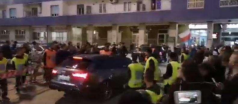 VIDEO TN - Circa 50 tifosi aspettano la squadra dopo l'allenamento: contestati Allan e Callejon