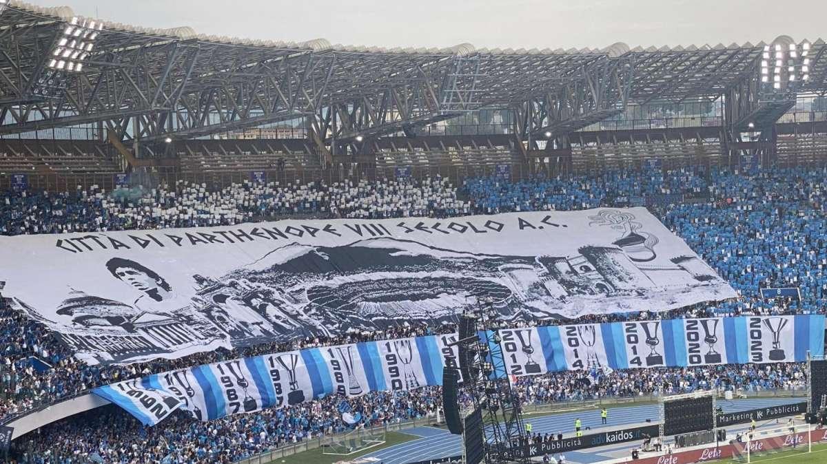 FOTO - "Città di Parthenope VIII A.C.", la spettacolare coreografia della Curva B