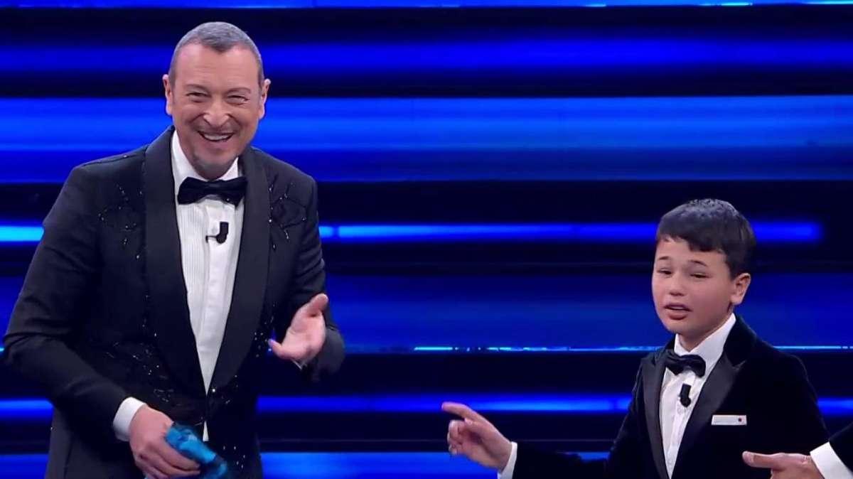 Siparietto a Sanremo, Amadeus: "Napoli meritamente in testa, ma l’Inter…", Di Leva: “Ma a -13 fa freddo?”