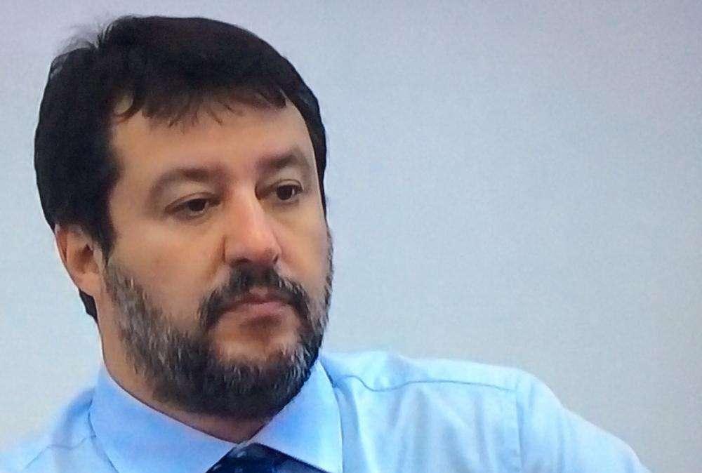 Salvini contro De Luca: "Dice sono somaro e poveretto, ma prende stipendio senza risolvere problemi!"
