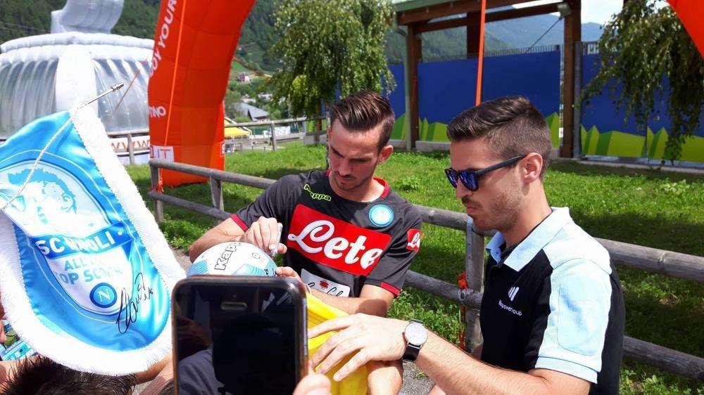 FOTO TN - Fabian, primi autografi ai tifosi: entusiasmo per lo spagnolo! C'è anche Inglese