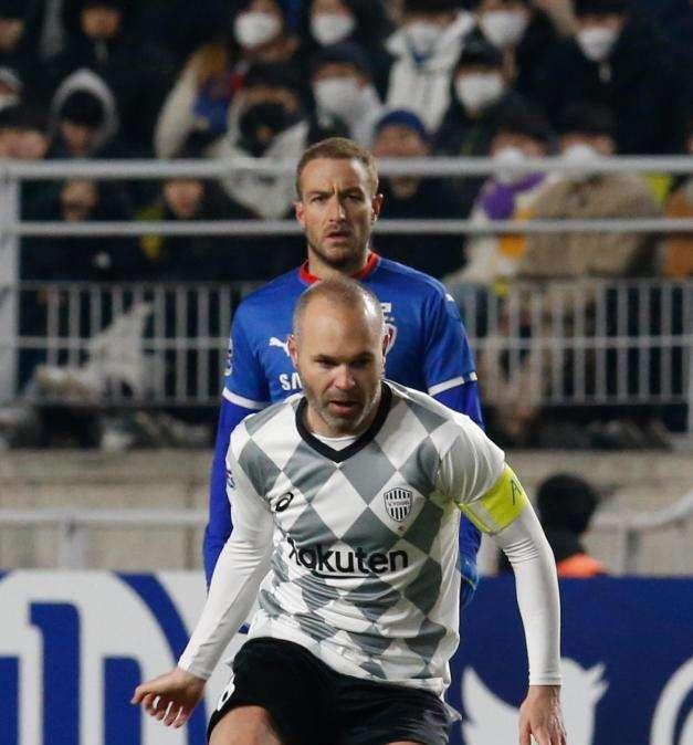 Iniesta: "Ogni volta che vedo la foto di una partita o di uno stadio pieno, mi sento disperato"