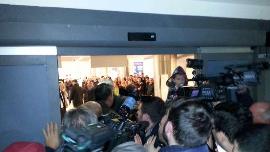 Cronistoria di un pomeriggio di follia a Capodichino: tifosi delusi, stampa irritata e passeggeri increduli