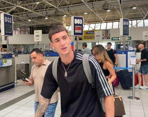 Delirio a Roma per Soulé: 300 tifosi giallorossi a Fiumicino per l'argentino