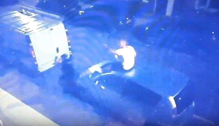 VIDEO - L'ex Inter Sneijder l'ha fatta grossa: arrestato ubriaco mentre danneggiava un auto