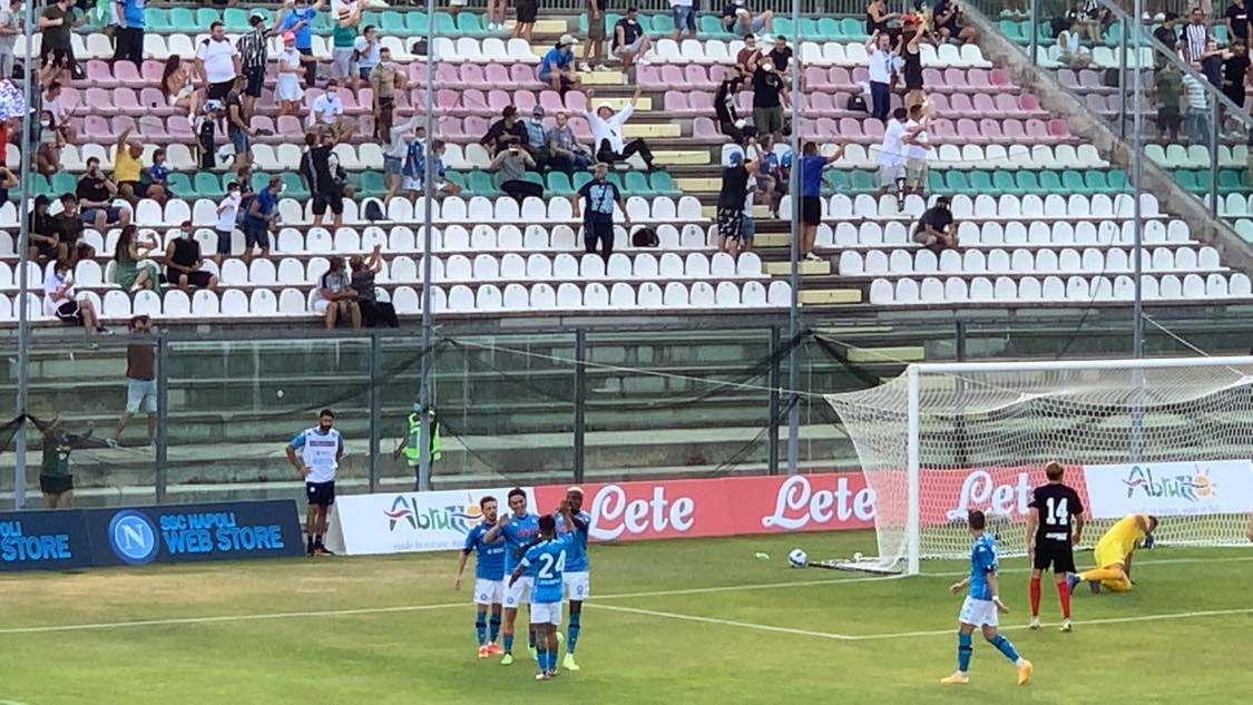 FOTO TN - Osimhen pensa ancora ai tifosi: bel gesto a fine partita