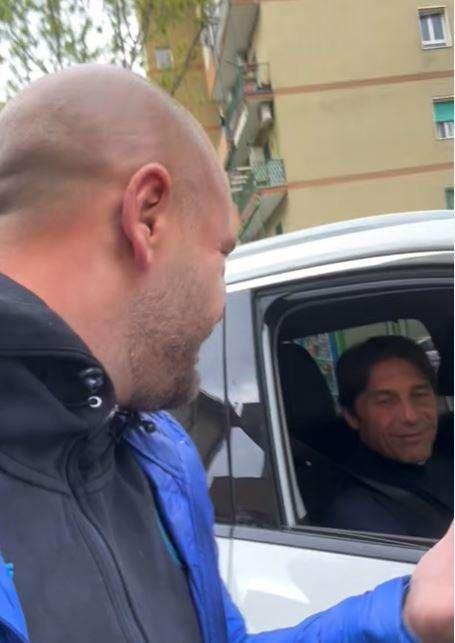 "Mister, lo scudetto!", tifoso ferma Conte nel traffico: la sua risposta