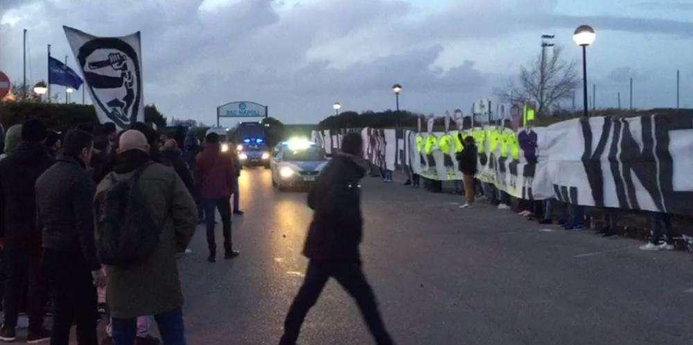 VIDEO – Dal coro col Bologna all’invasione a Castelvolturno: gli ultras si schierano col Napoli