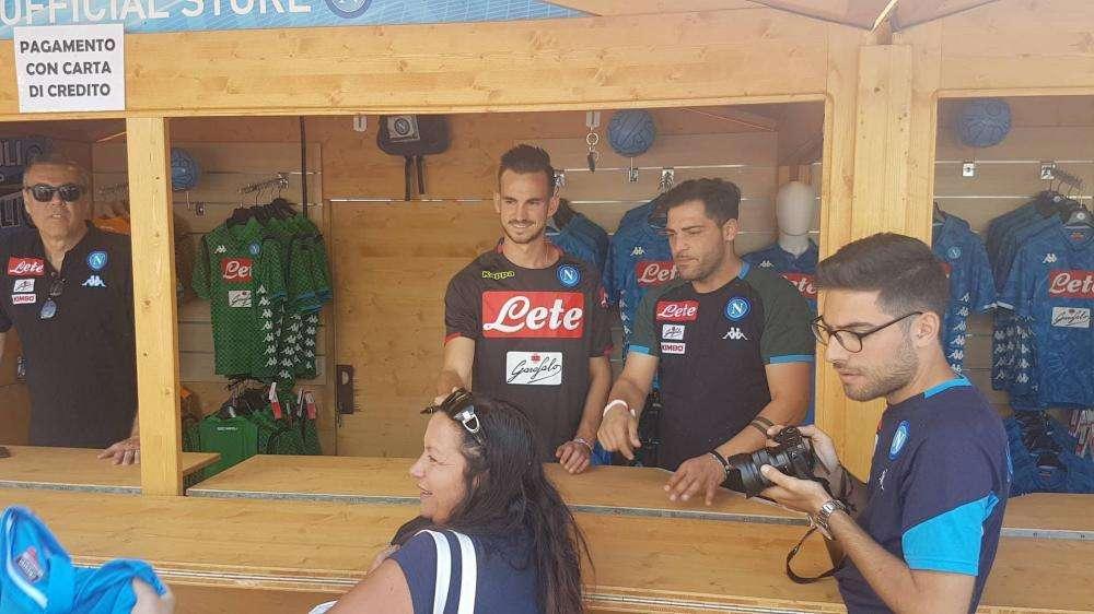 FOTO TN - Fabian Ruiz allo store: centinaia di tifosi acquistano la maglia per la firma
