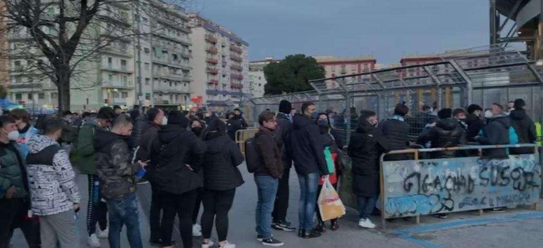 VIDEO - Il Maradona si prepara al 'pienone': le file ai tornelli per l'ingresso