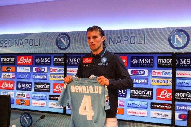 C'è spazio anche per Henrique: il brasiliano trova stasera il momento dell'esordio
