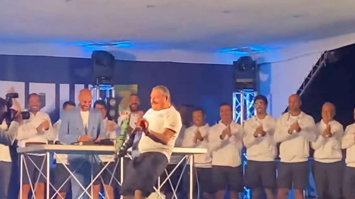 VIDEO - “A far l’amore comincia tu”, il solito Tommy-show sul palco a Dimaro
