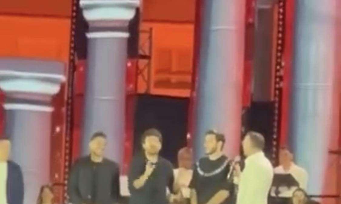 VIDEO - “Voi napoletani, numeri uno!”: Kvara sul palco con D’Alessio fa esplodere Piazza Plebiscito