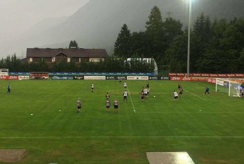 RILEGGI LIVE - Dimaro, day 12: seduta pomeridiana sotto un diluvio pazzesco! Campo impraticabile, allenamento interrotto