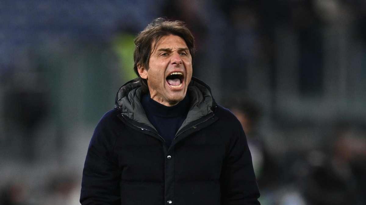 Basta nascondersi: Conte allo scoperto in conferenza, lo dice anche col linguaggio del corpo